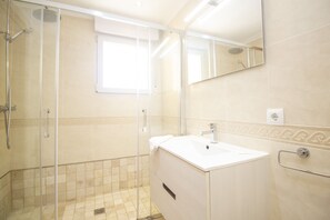 Bañera, secador de pelo, toallas