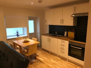 Kylskåp, mikrovågsugn, ugn och spishäll