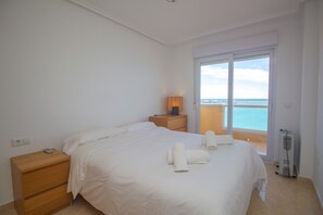 Tabla de planchar con plancha, wifi gratis, ropa de cama