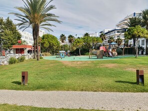 Children’s area - Calçadão- Sea Front, Magnificent View, Spacious and Cozy (Quarteira)