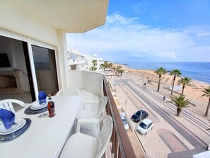 تناول الطعام بالخارج