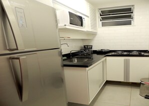 スタジオ ダブルベッド 1 台ソファーベッド付き | 専用キッチン | 冷蔵庫、電子レンジ、コンロ、炊飯器