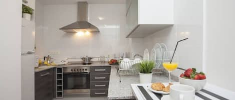 Frigorifero, microonde, forno, piano cottura