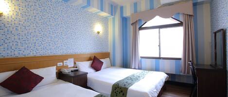 Premium bedding, desk, blackout curtains, free WiFi