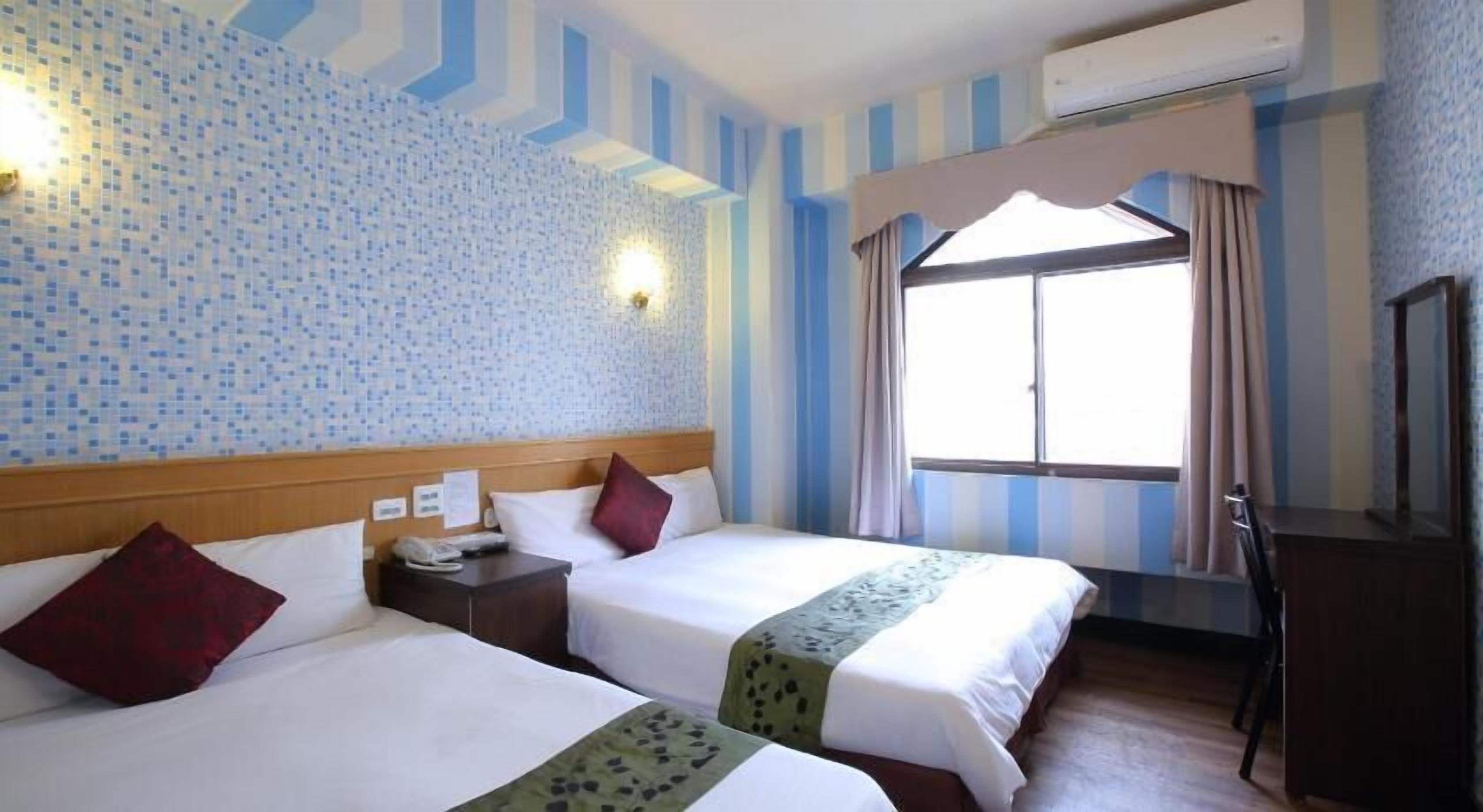 Premium bedding, desk, blackout curtains, free WiFi