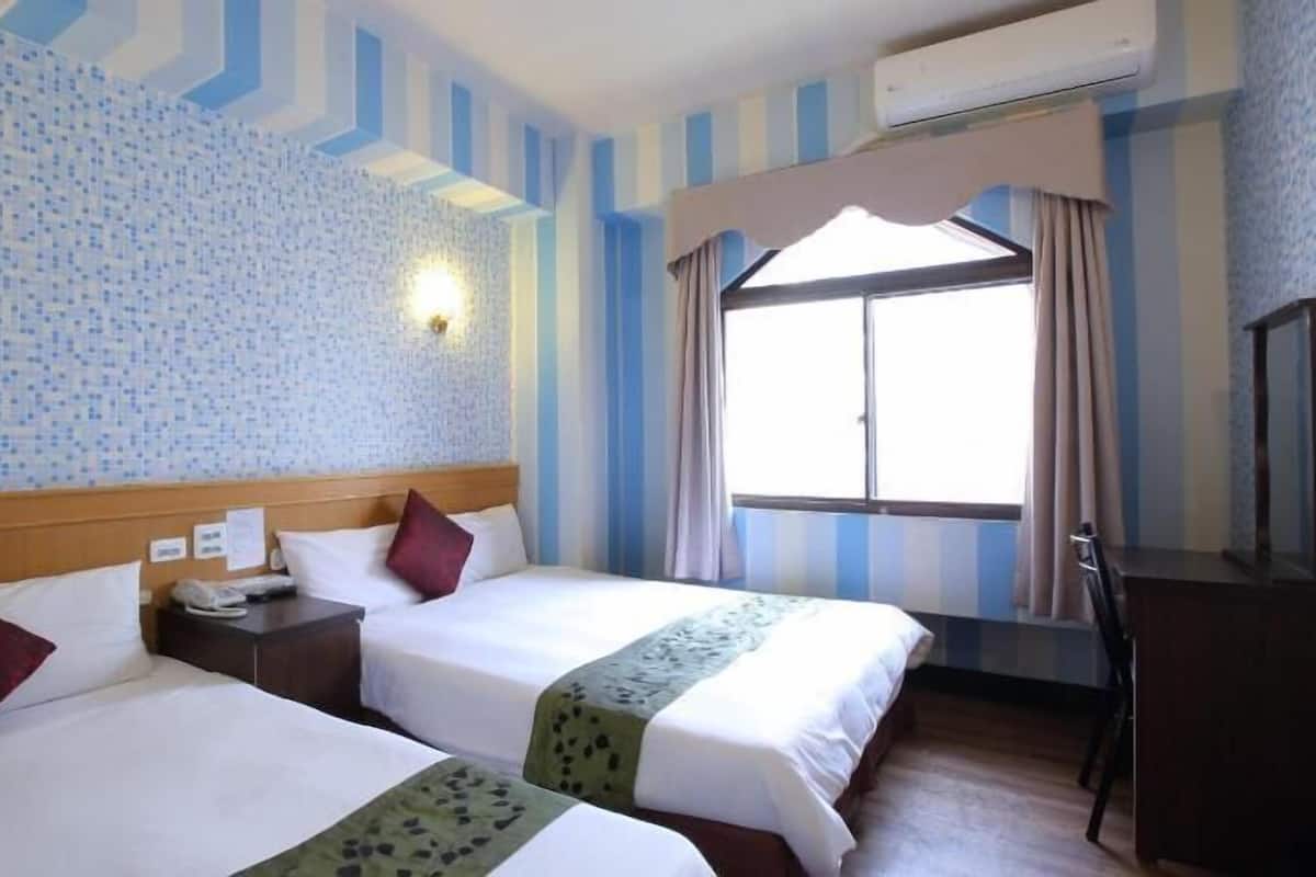 Premium bedding, desk, blackout curtains, free WiFi