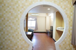 高級寢具、書桌、遮光布/窗簾、免費無線上網