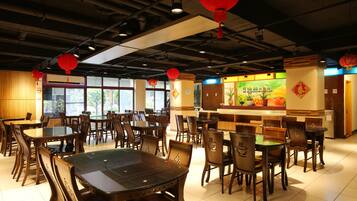 Breakfast (TWD 100 per person)