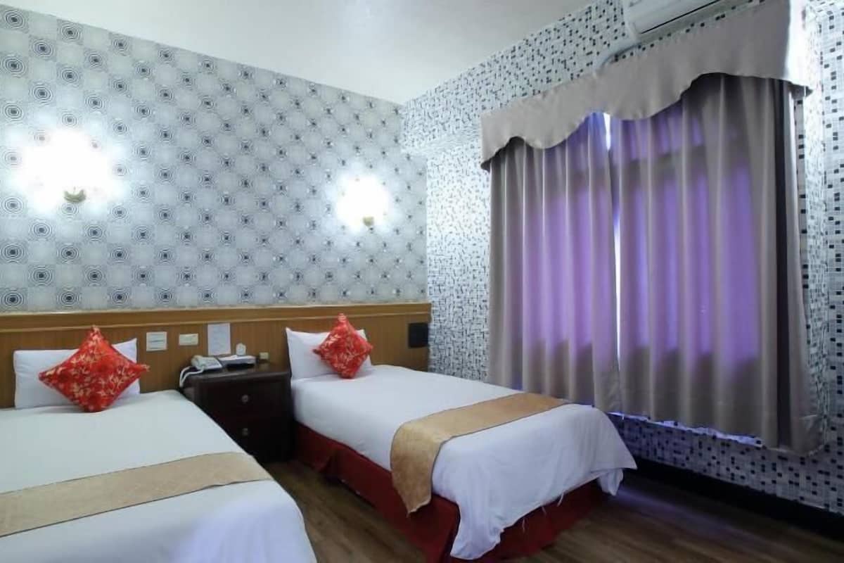 Premium bedding, desk, blackout curtains, free WiFi