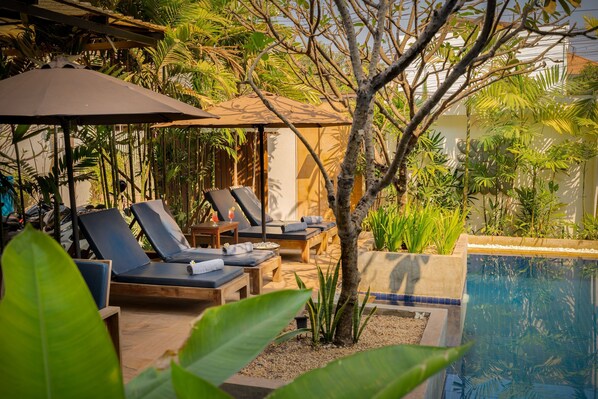 Outdoor pool, pool loungers - Landing Zone Boutique Hotel (Siem Reap)