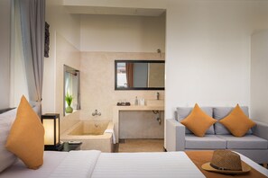 Quarto casal luxo, vista para a piscina | Roupas de cama premium, frigobar, cofres nos quartos, escrivaninha