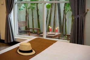 Quarto casal luxo, vista para o jardim | Roupas de cama premium, frigobar, cofres nos quartos, escrivaninha
