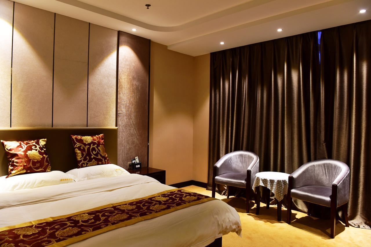 Camera Standard | Una scrivania, tende oscuranti, Wi-Fi gratuito