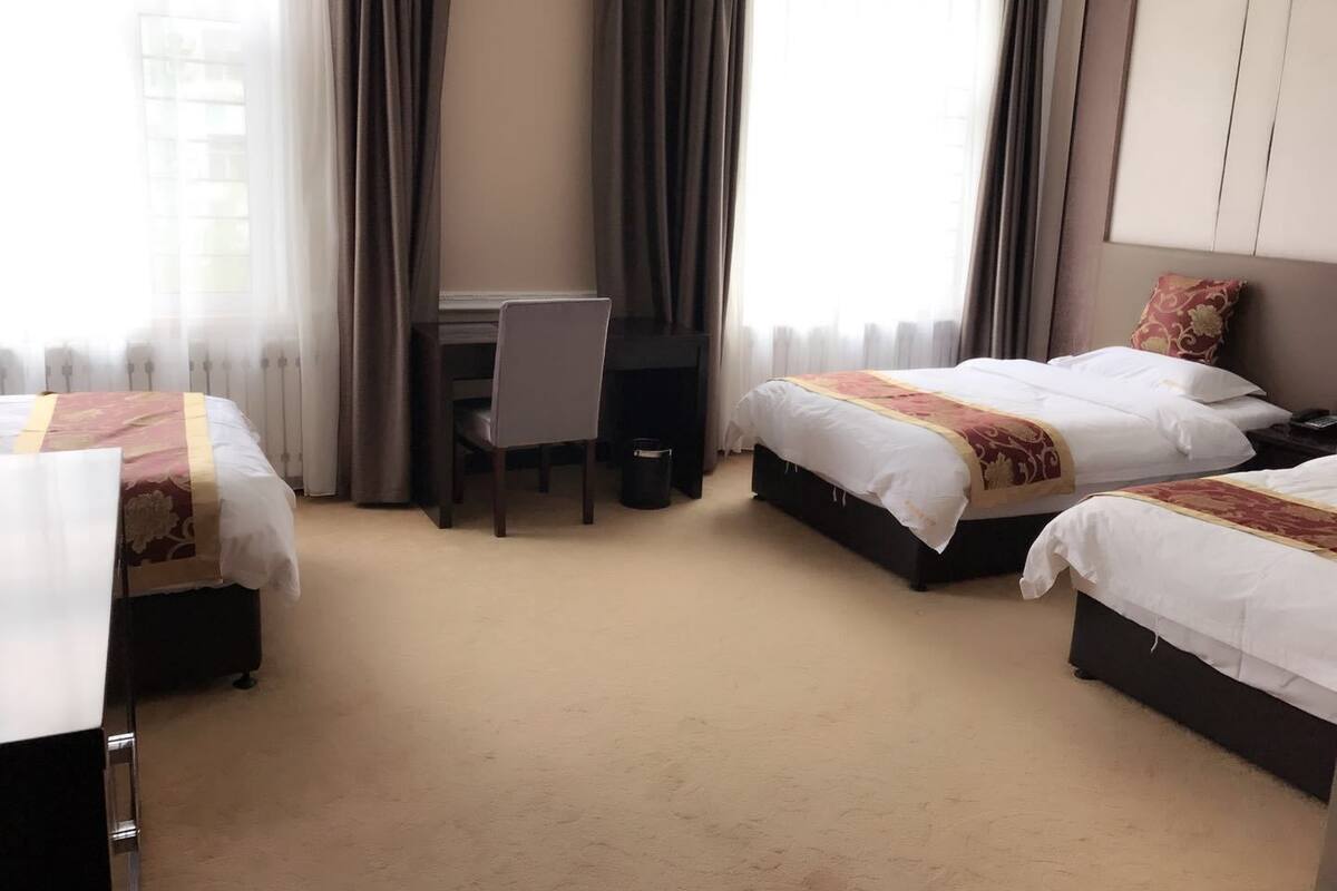 Klassieke driepersoonskamer | Een bureau, verduisterende gordijnen, gratis wifi