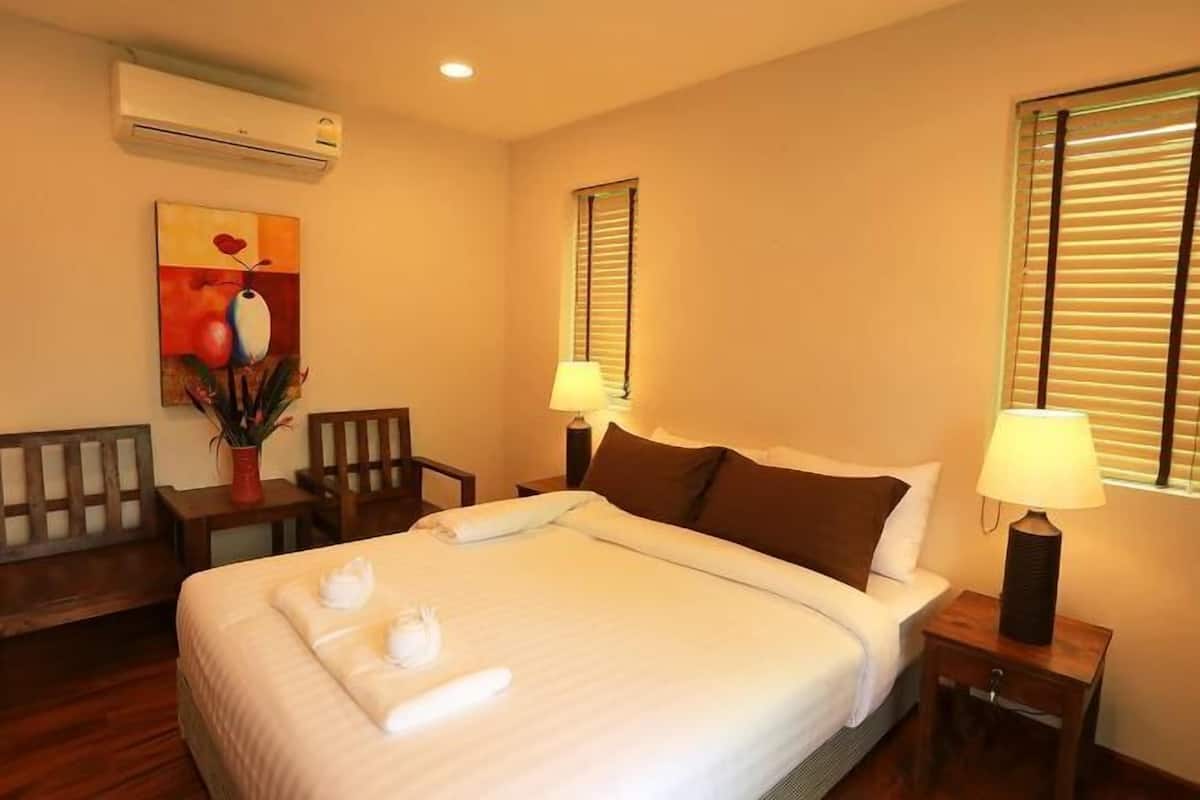 Desk, free WiFi, bed sheets