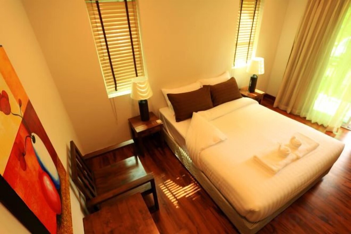 Escritorio, wifi gratis, ropa de cama