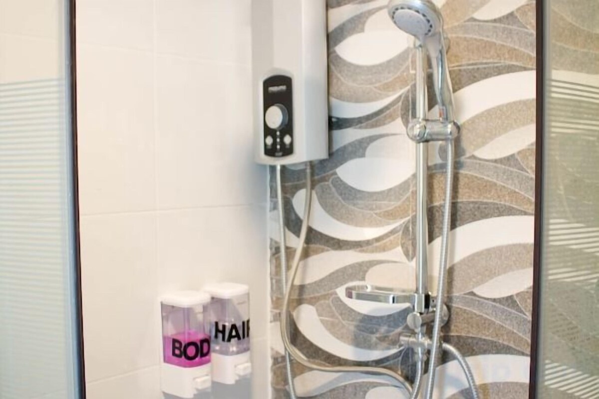 Bathroom | Shower, hydromassage showerhead, free toiletries, hair dryer