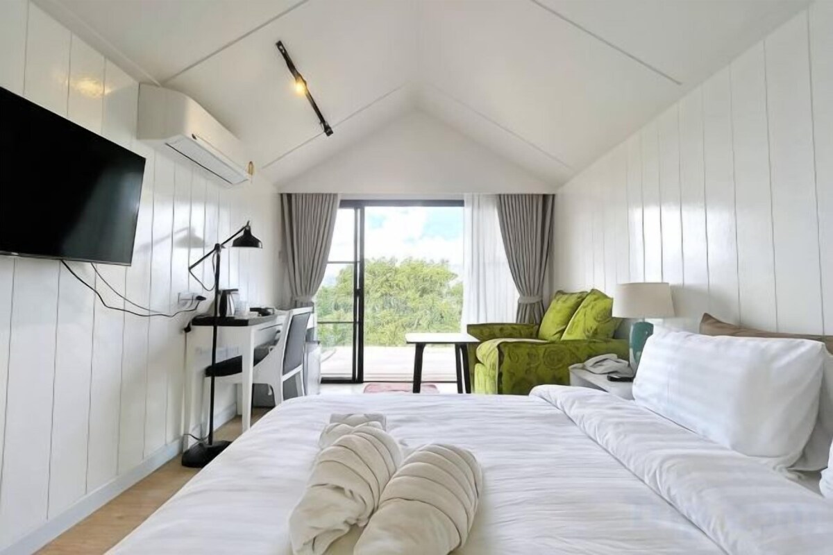 Desk, WiFi (free), bed sheets