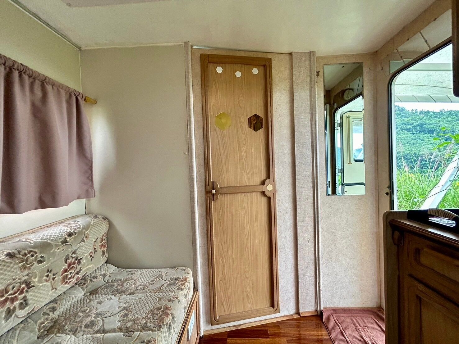 caravan | desk, free wifi, bed sheets