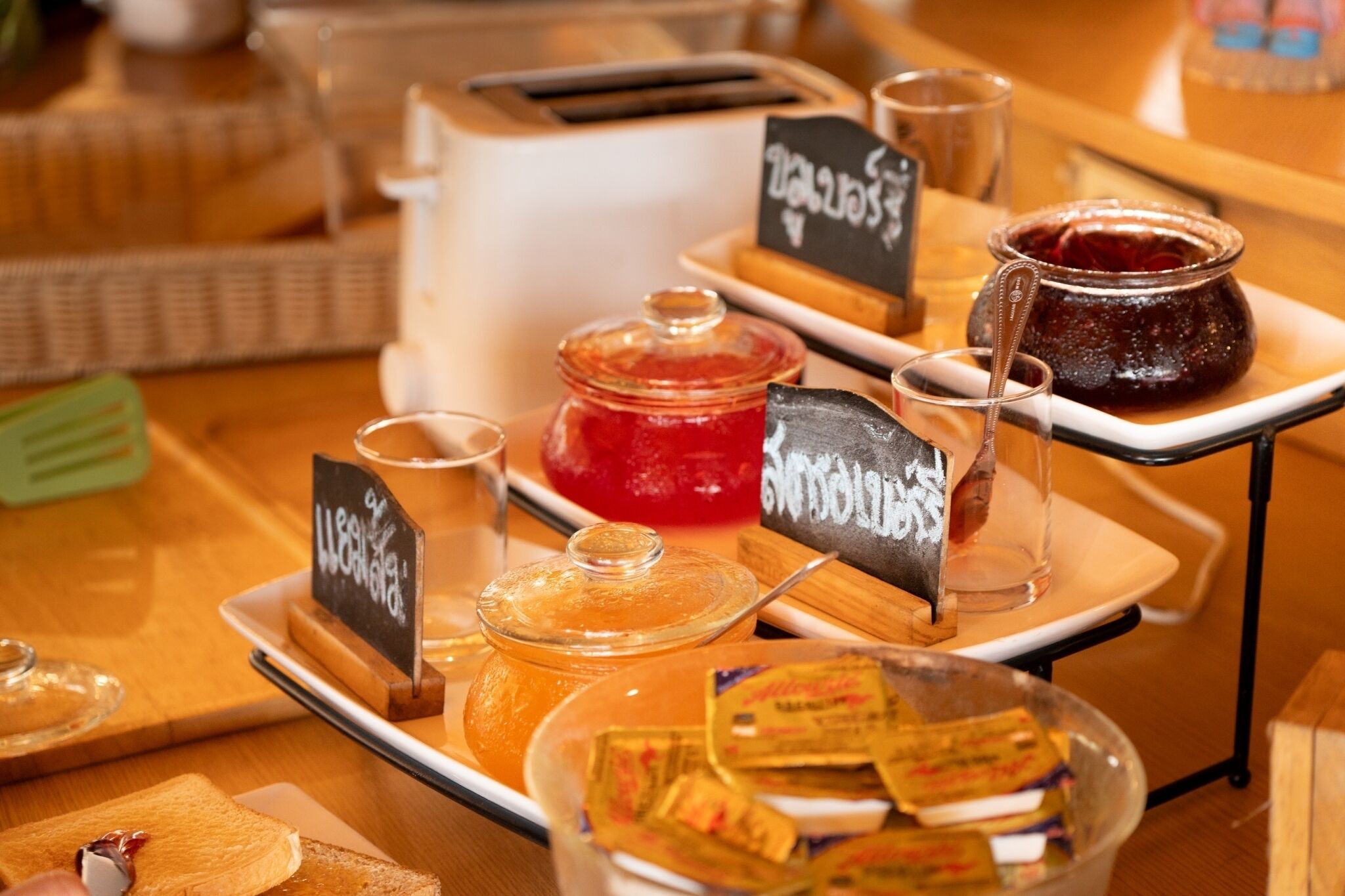 daily continental breakfast (thb 250 per person)