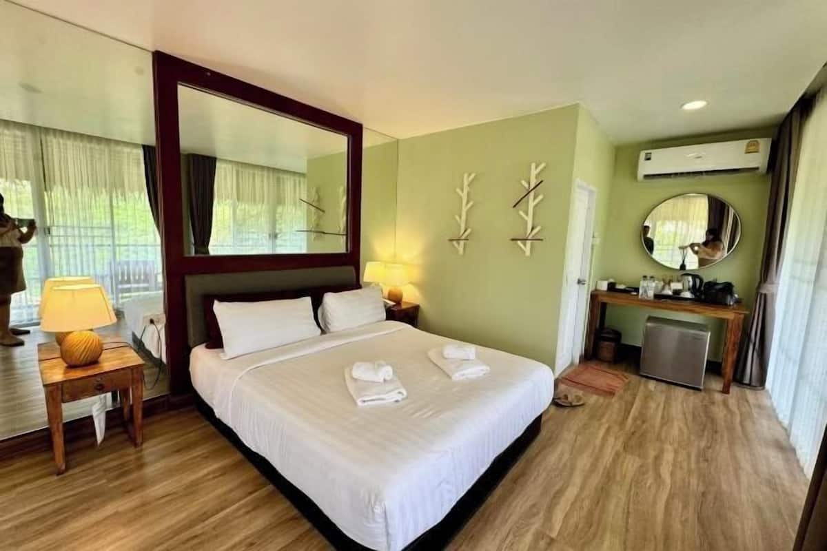 Desk, free WiFi, bed sheets