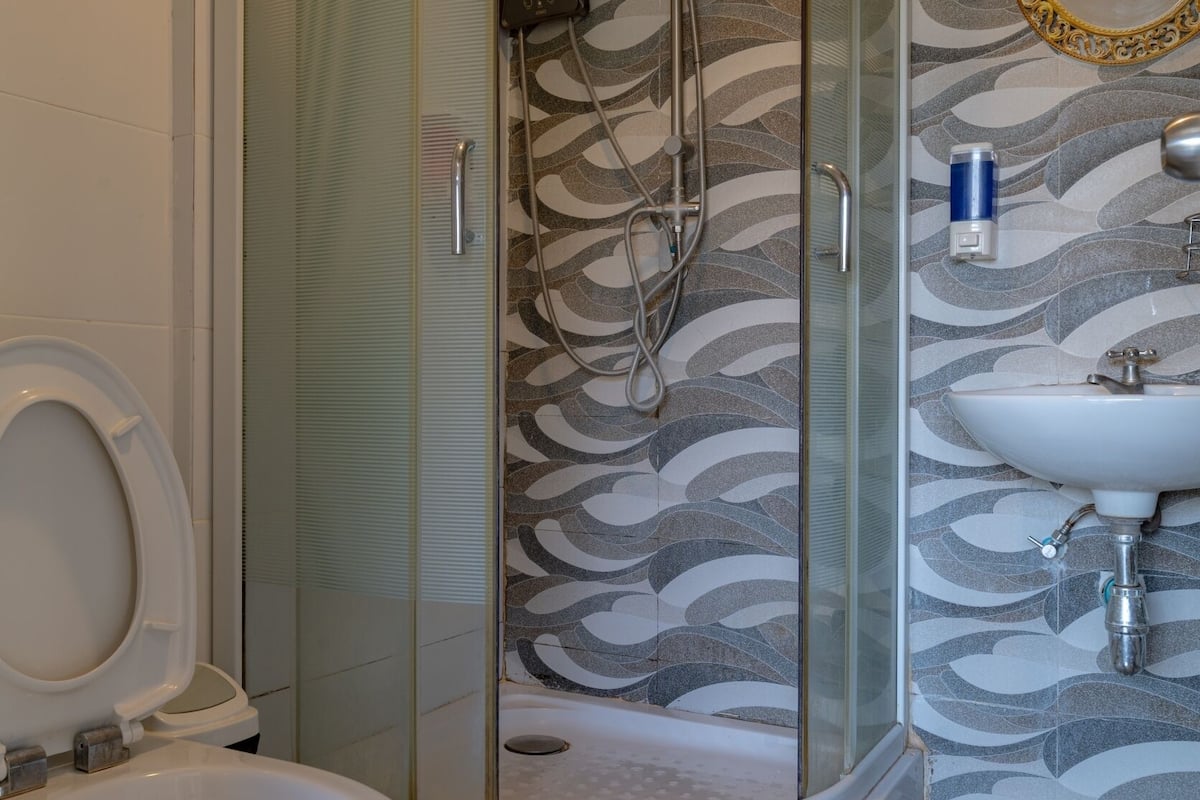 phu thok deluxe villa | bathroom | shower, hydromassage showerhead, free toiletries, hair dryer