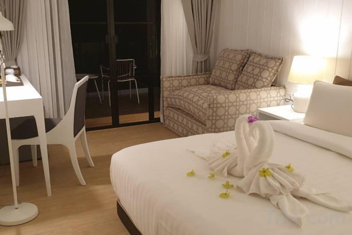 Desk, WiFi (free), bed sheets