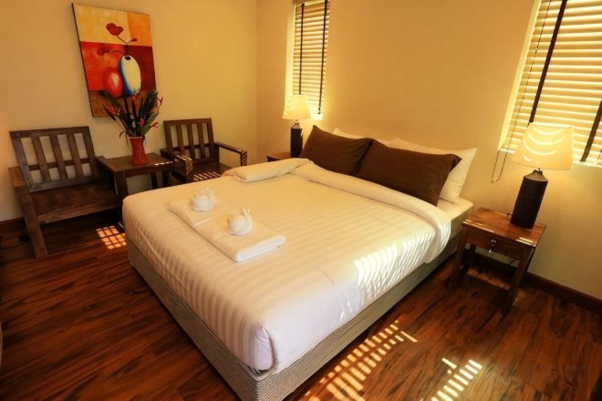Desk, WiFi (free), bed sheets