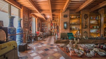 Serveert ontbijt, lunch, diner, lokale en internationale gerechten