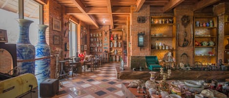 Breakfast, lunch, dinner served; local and international cuisine