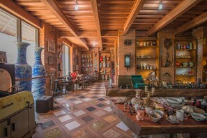 Se sirven desayunos, comidas, cenas y cocina local e internacional