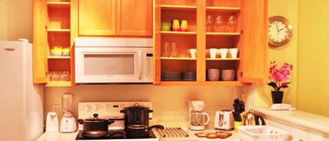 Family Townhome, Garden Area | Shared kitchen | Fridge, microwave, oven, stovetop