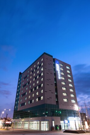 Fassade der Unterkunft – Abend/Nacht