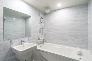 Tina y regadera independientes y amenidades de baño gratuitas 