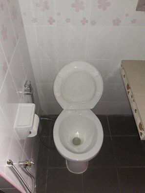 Economic Twin Room (2nd-3rd Floor) | Bathroom