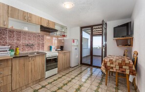 Fridge, stovetop, coffee/tea maker