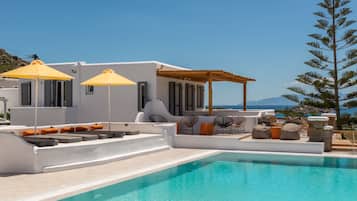 2 piscines extérieures, parasols de plage, chaises longues