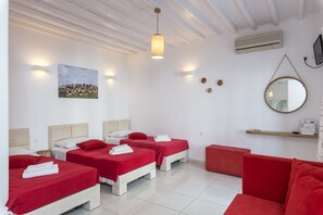 Colchones con pillow-top y caja de seguridad en la habitación 