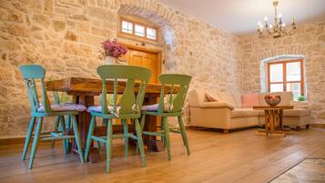 تناول الطعام داخل الغرفة