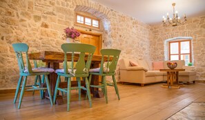 Appartamento, 2 camere da letto (Ground Floor) | Pasti in camera