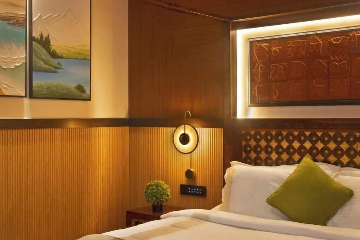 1 bedroom, premium bedding, minibar, in-room safe