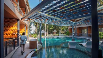 Piscine extérieure, chaises longues