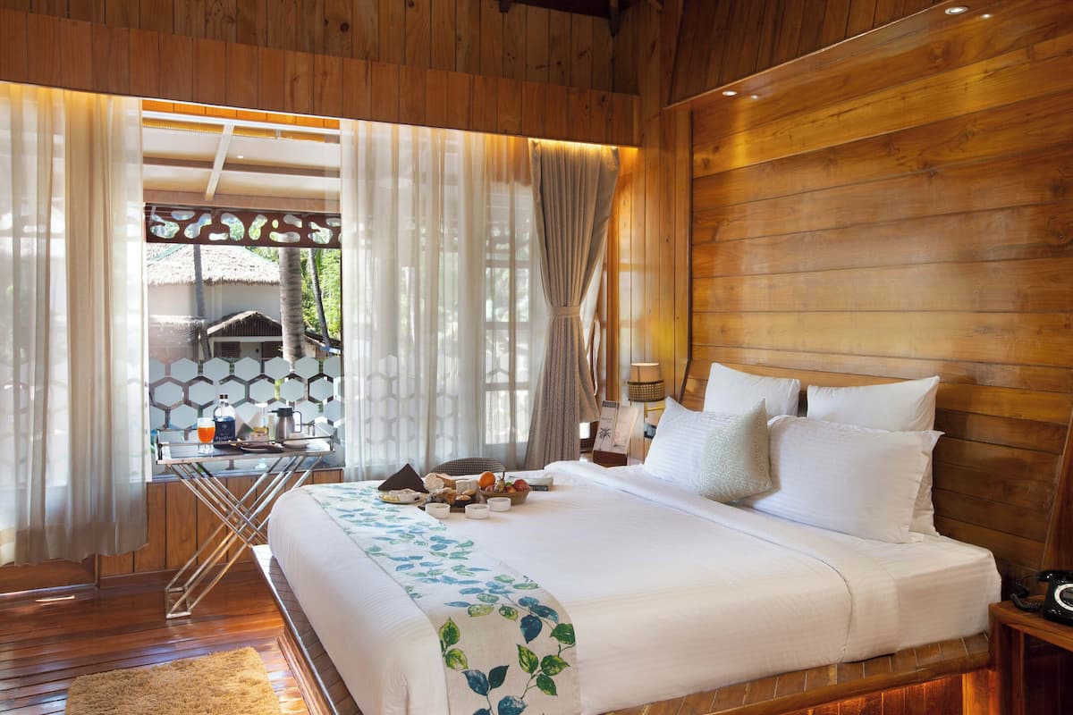 Deluxe Room, 1 Bedroom | 1 bedroom, premium bedding, minibar, in-room safe