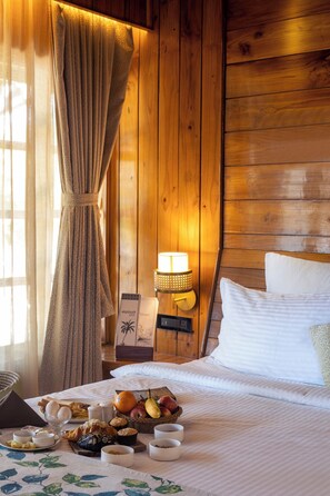 Deluxe Room, 1 Bedroom | 1 bilik tidur, peralatan tempat tidur premium, bar mini 