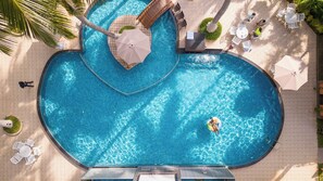 Piscina all'aperto, lettini