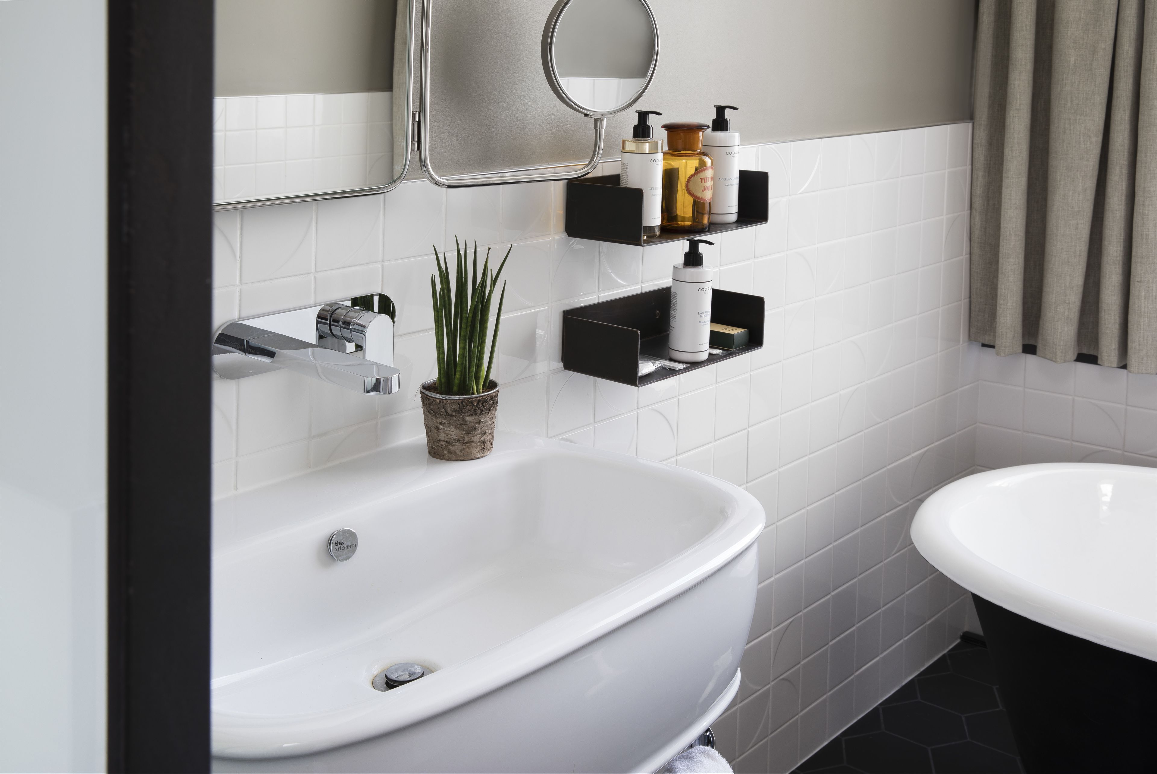 deluxe room | bathroom sink