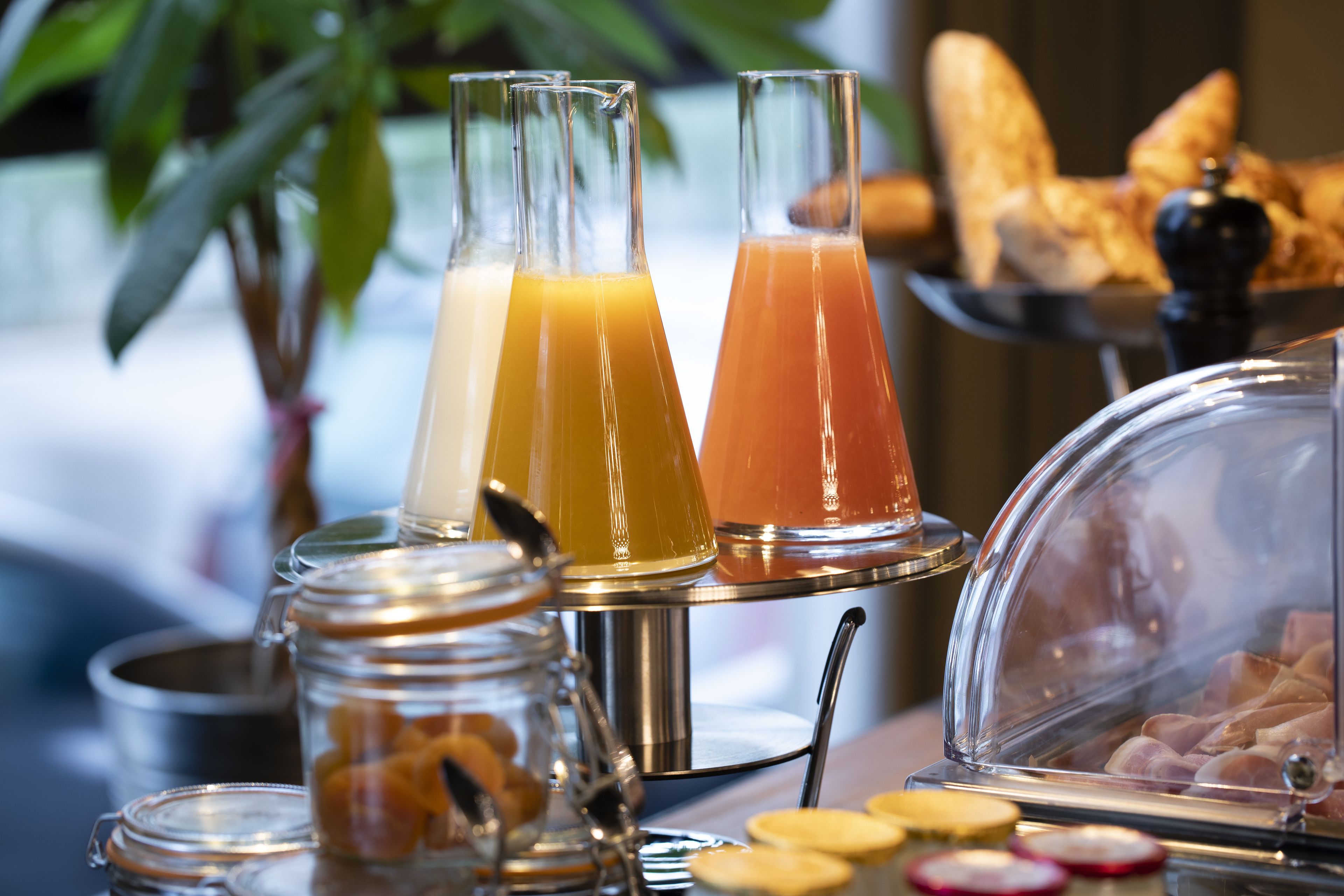 Un buffet du petit-déjeuner proposant une variété d’aliments et de boissons.