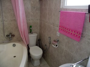 ห้องแฟมิลี่ | ห้องน้ำ | ฝักบัวในอ่างอาบน้ำ, อ่างอาบน้ำแบบแช่ตัว, ของใช้ในห้องน้ำฟรี, ไดร์เป่าผม