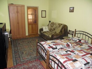 ファミリー ルーム | 1 室のベッドルーム、高級寝具、デスク、アイロン / アイロン台