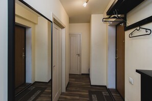 Appartement Confort, 2 chambres, cuisine | Coin salon dans le hall